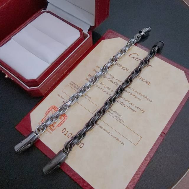 卡地亚手链V金材质系列 品相完美，细节无敌，那种独特的色泽完全无可挑剔，再缀以经典指环外形设计，简约之余却又优雅夺目，V金纯手工的组合更显气色，上手雅致动人。男