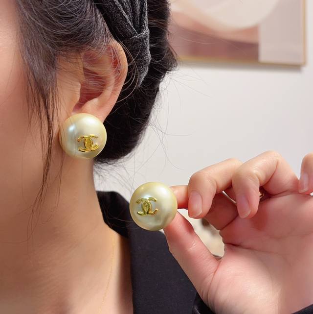 新款高品质Chanel 小香复古白色大号耳钉专柜同步上新简约耳环 原版一致材质搭配纯银针耳环 精工细作打造全网最高性价比最高品质上耳效果特别好看！简直美腻了！适