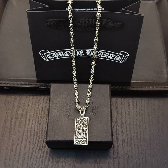 新款 专柜品质 Chrome Hearts克罗心经典复古绿钻项链，方牌十字架吊坠 凹凸造型不同的花纹设计风格 呈现出与众不同 十字架 童军花是克罗心的志 所以更