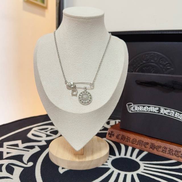 新款 专柜品质 Chrome Hearts克罗心别针白钻大阳花项链，凹凸造型不同的花纹设计风格呈现出与众不同 十字架童军花是克罗心的标志 所以更经久不衰 正品打