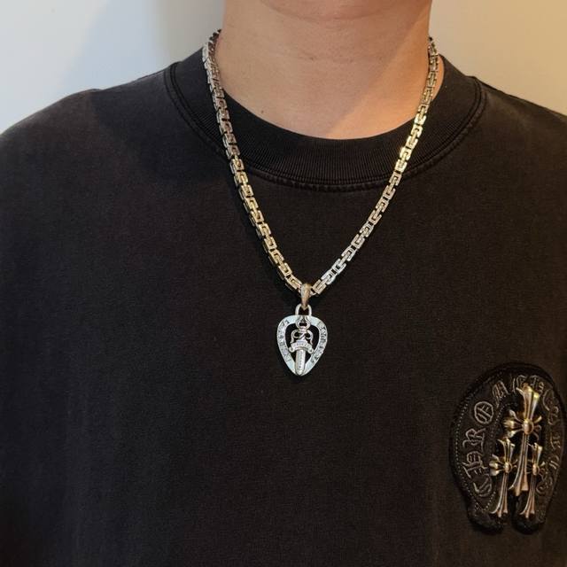 新款 专柜品质 Chrome Hearts克罗心经典复古粗扣十字军项链，心型宝剑吊坠 凹凸造型不同的花纹设计风格 呈现出与众不同 十字架 童军花是克罗心的志 所