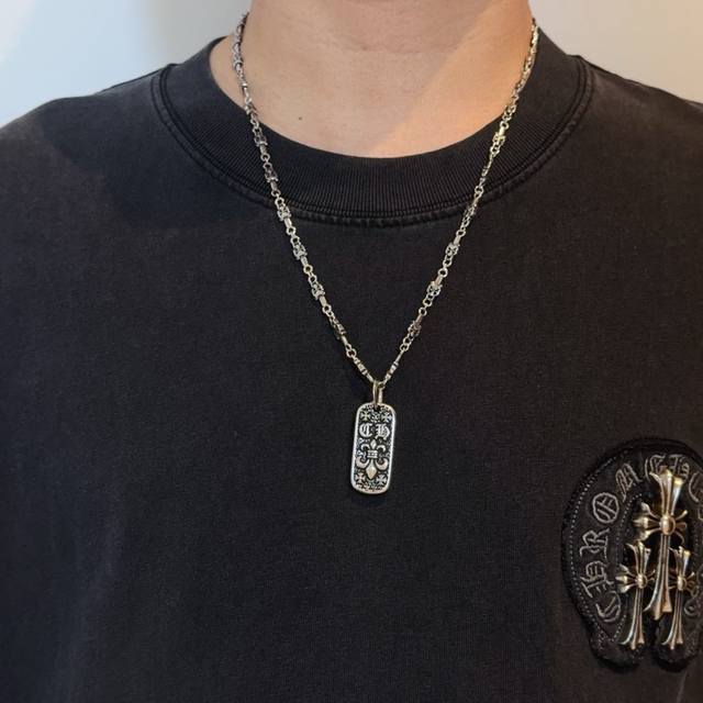 新款 专柜品质 Chrome Hearts克罗心经典复古宝剑项链，方牌吊坠 凹凸造型不同的花纹设计风格 呈现出与众不同 十字架 童军花是克罗心的志 所以更经久不