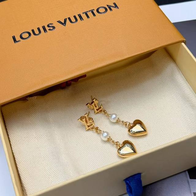 路易威登 Lv 流苏 耳钉耳环 高端定制 高级分色电镀 大牌时尚带来时髦、有趣的视觉，明亮式切割工艺使表面抛光非常靓丽360度绚丽夺目 方方面面都很到位整体设计