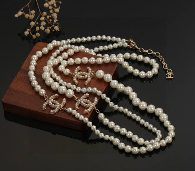 秋冬毛衣链Chanel 毛衣链 可重叠配戴 小香 大小珍珠链 原单狠货 进出专柜无压力，代购级别 Ch Nel 香奈儿经典喷砂质感 原版金 珍珠毛衣链，这款绝对