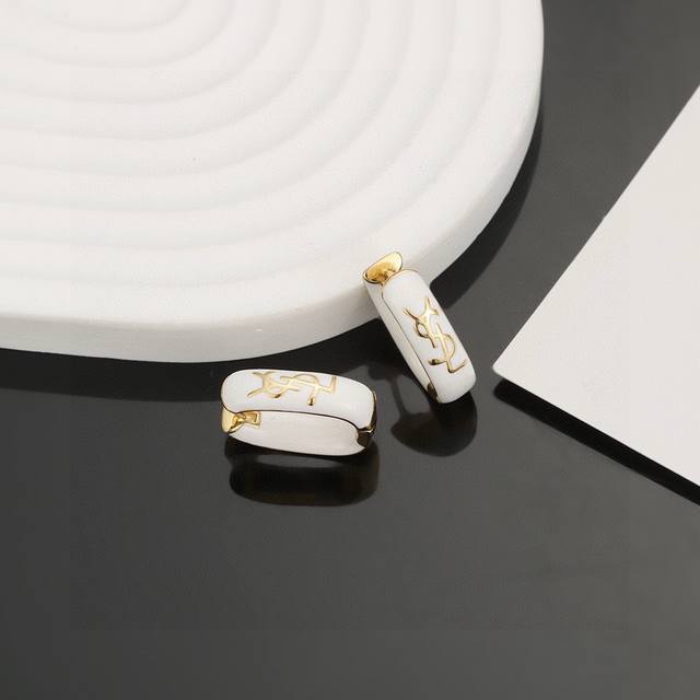 Ysl 圣罗兰 耳钉原装黄铜材质 Yves Saint Laurent 创立于1961年 优雅抽象大胆别致的设计风格使它成为奢华时尚界著名的品牌之一。引领精致、