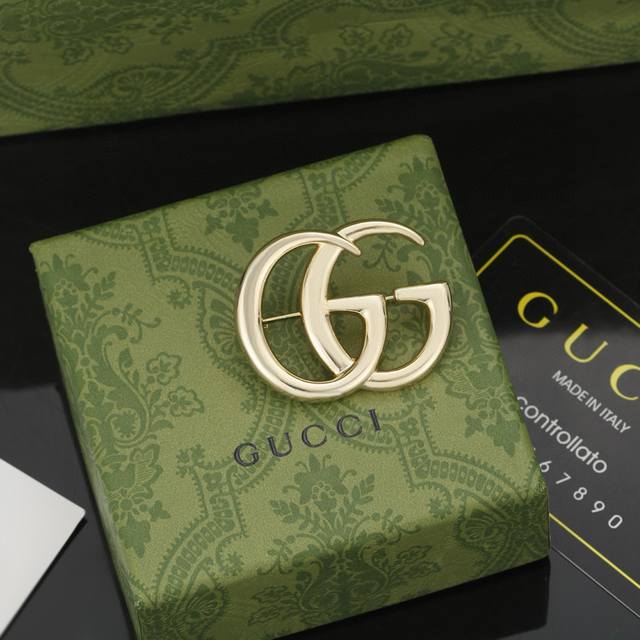 Gucci 专柜同步 古驰胸针 选几款心仪的首饰来点缀美美的你 上拔草很久 、古驰 Gucci 高端定制 原版打造 上身超级好看，非常复古时尚的一款，Gucc简
