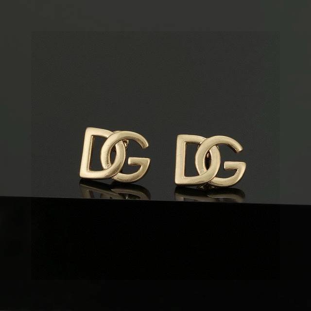 D&G 杜嘉班纳Dg徽标坠饰耳环 为造型添染华丽雅致，字母镀金黄铜耳环，写意时髦复古美学，刚柔并济间，让熠熠光芒于耳畔荡漾耳钉