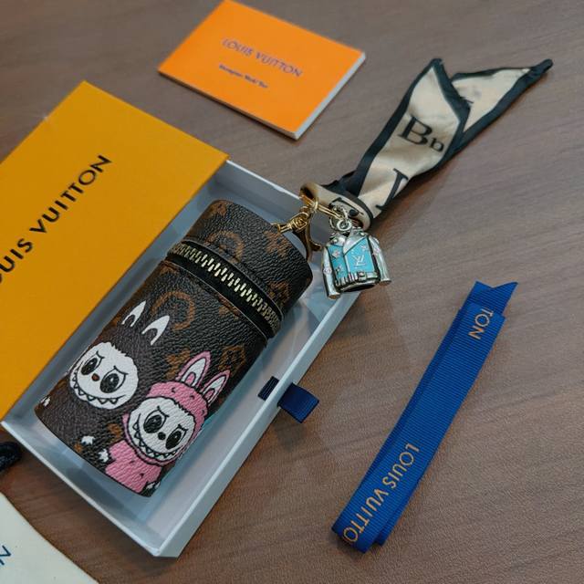 新品发布Lv钥匙扣 Lv包包扣 最新款包包挂饰档次更高明星同款Anger Forest系列经典款联名设计理念钥匙扣系列 细节对版做旧处理 非市面亮面版型 这款一