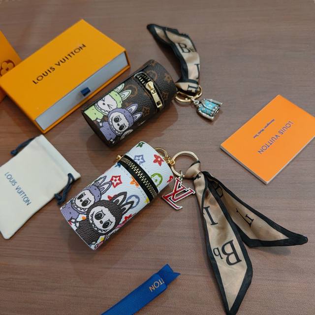 新品发布Lv钥匙扣 Lv包包扣 最新款包包挂饰档次更高明星同款Anger Forest系列经典款联名设计理念钥匙扣系列 细节对版做旧处理 非市面亮面版型 这款一