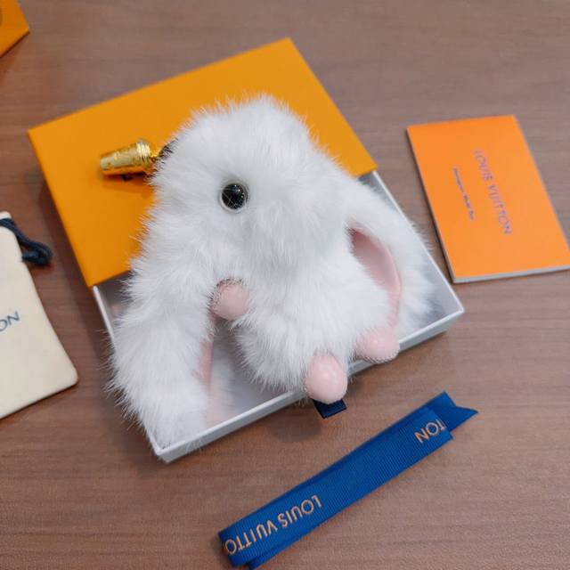 新品发布Lv钥匙扣 Lv包包扣 最新款包包挂饰档次更高明星同款Anger Forest系列经典款联名设计理念钥匙扣系列 细节对版做旧处理 非市面亮面版型 这款一