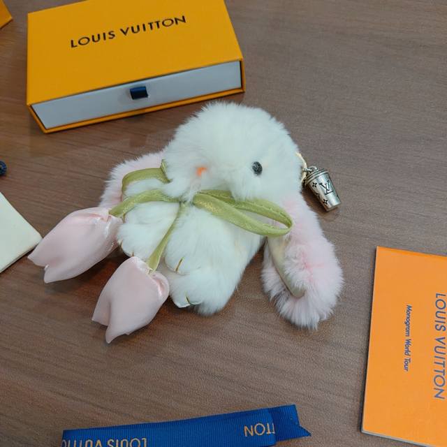 新品发布Lv钥匙扣 Lv包包扣 最新款包包挂饰档次更高明星同款Anger Forest系列经典款联名设计理念钥匙扣系列 细节对版做旧处理 非市面亮面版型 这款一