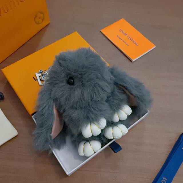 新品发布Lv钥匙扣 Lv包包扣 最新款包包挂饰档次更高明星同款Anger Forest系列经典款联名设计理念钥匙扣系列 细节对版做旧处理 非市面亮面版型 这款一