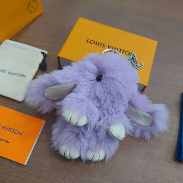 新品发布Lv钥匙扣 Lv包包扣 最新款包包挂饰档次更高明星同款Anger Forest系列经典款联名设计理念钥匙扣系列 细节对版做旧处理 非市面亮面版型 这款一