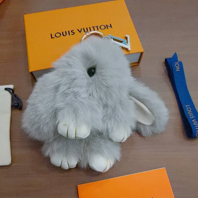 新品发布Lv钥匙扣 Lv包包扣 最新款包包挂饰档次更高明星同款Anger Forest系列经典款联名设计理念钥匙扣系列 细节对版做旧处理 非市面亮面版型 这款一