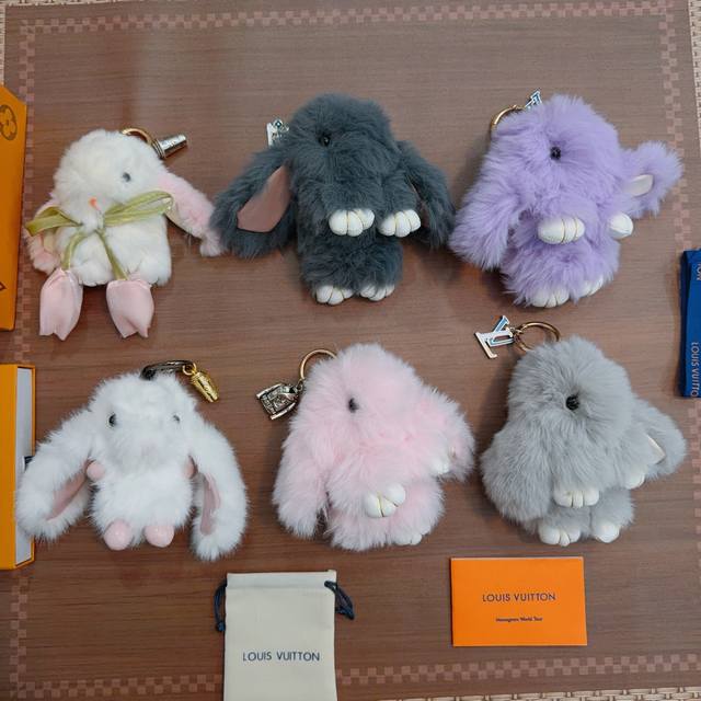 新品发布Lv钥匙扣 Lv包包扣 最新款包包挂饰档次更高明星同款Anger Forest系列经典款联名设计理念钥匙扣系列 细节对版做旧处理 非市面亮面版型 这款一