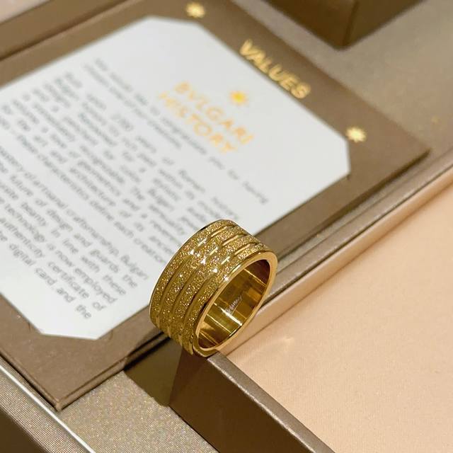 宝格丽项链V金材质。Bvlgari宝格丽 Divas‘ Dream 系列 品相完美，细节无敌，那种独特的色泽完全无可挑剔，再缀以经典指环外形设计，简约之余却又优