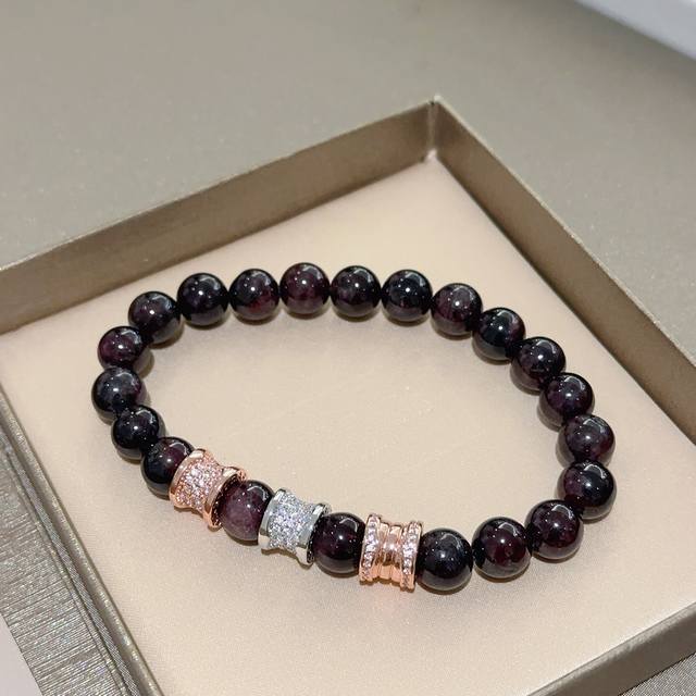 宝格丽手链V金材质 Bvlgari宝格丽 Divas‘ Dream 系列 天然石榴石 品相完美，细节无敌，那种独特的色泽完全无可挑剔，再缀以经典指环外形设计，简