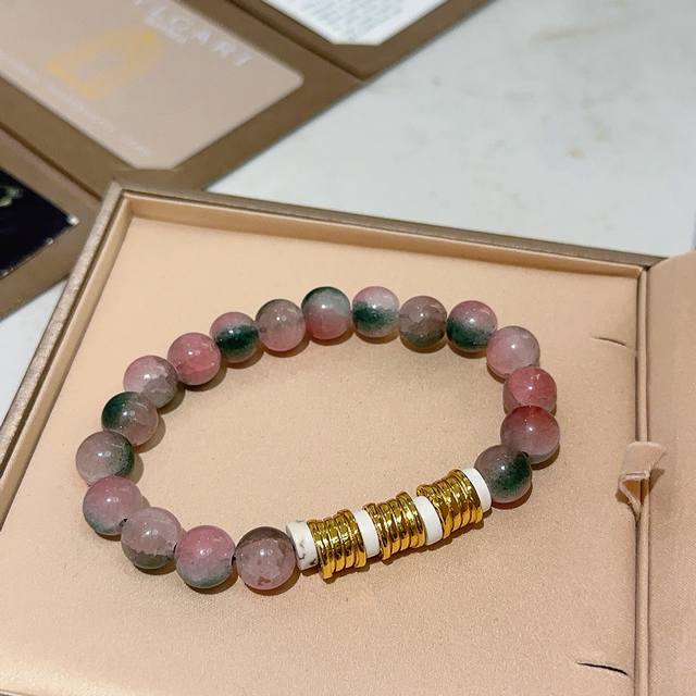 宝格丽手链V金材质 Bvlgari宝格丽 Divas‘ Dream 系列 水晶石品相完美，细节无敌，那种独特的色泽完全无可挑剔，再缀以经典指环外形设计，简约之余