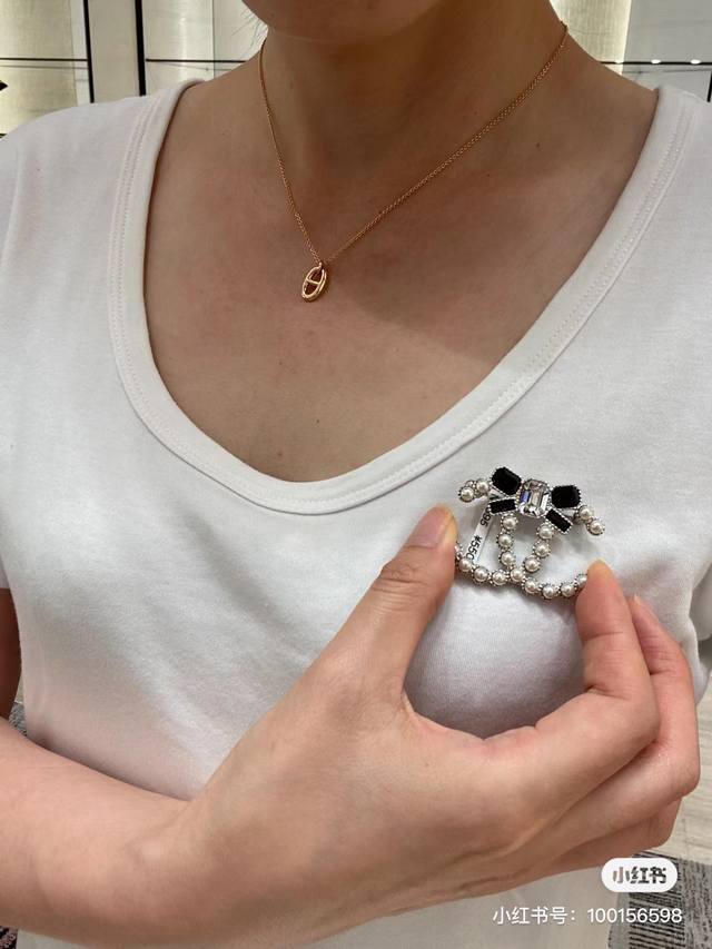 高品质 细节如图 香蝴蝶结双C珠胸针 Z 5500，最新秋冬新款系列老规矩先到先得第一时间购入Zp开发！这期买了10W的新款一句话认准我们家出品！太美太美了，富