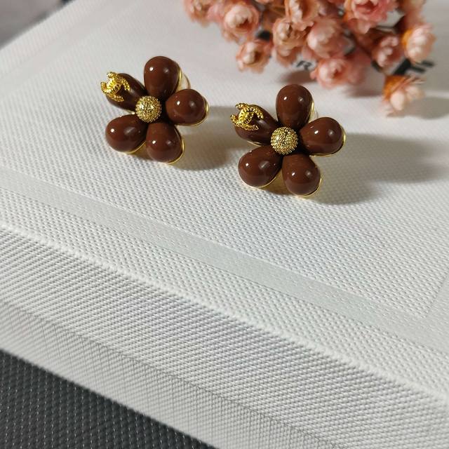批 Chanel香奈儿 双C精雕茶晶茶花字母耳钉小香家的款式真心无需多介绍每一款都超好看，精致大方，非常显气质