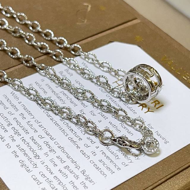 宝格丽项链V金材质 Bvlgari宝格丽 Divas‘ Dream 系列 品相完美，细节无敌，那种独特的色泽完全无可挑剔，再缀以经典指环外形设计，简约之余却又优