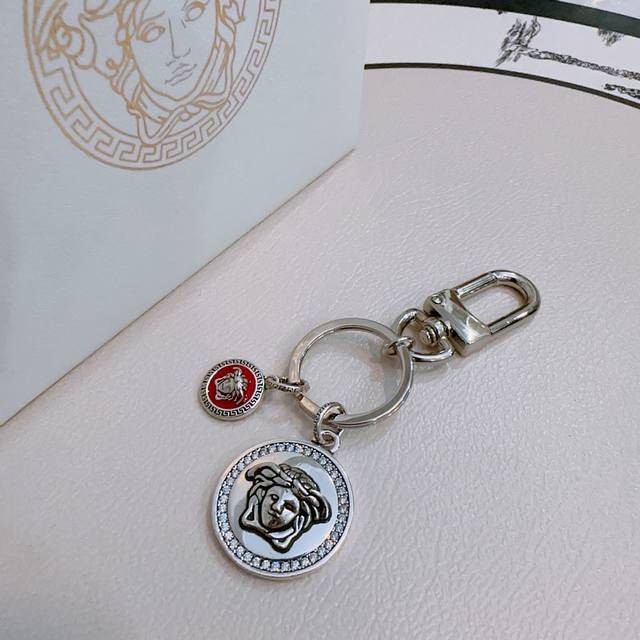 新品发布范思哲钥匙扣 包包扣 最新款包包挂饰档次更高明星同款Anger Forest系列经典款联名设计理念钥匙扣系列 细节对版做旧处理 非市面亮面版型 这款一直
