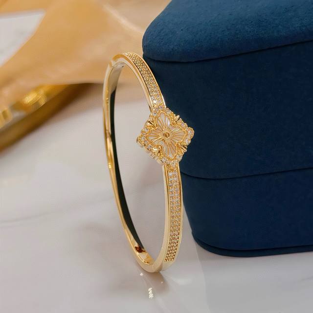 批Iaget伯爵手镯， 高端定制版本 镶嵌钻工艺 ，V金材质 ，细节处尽显奢华。金属质感与纹理相互映衬，光线之下，熠熠生辉，体现了奢华与典雅的气质。无论是商务场