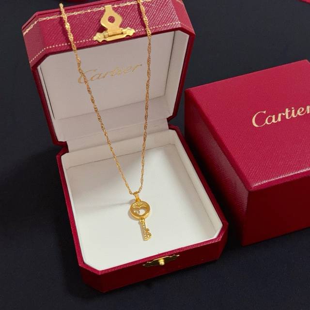 卡地亚镶钻项链 高端定制版本 镶嵌钻工艺 V金材质 经典而时尚风格 用凌厉线条重构爱情美学！打破常规，镶嵌钻设计反而成就高级感天花板 无需浮华堆砌，爱本应纯粹如