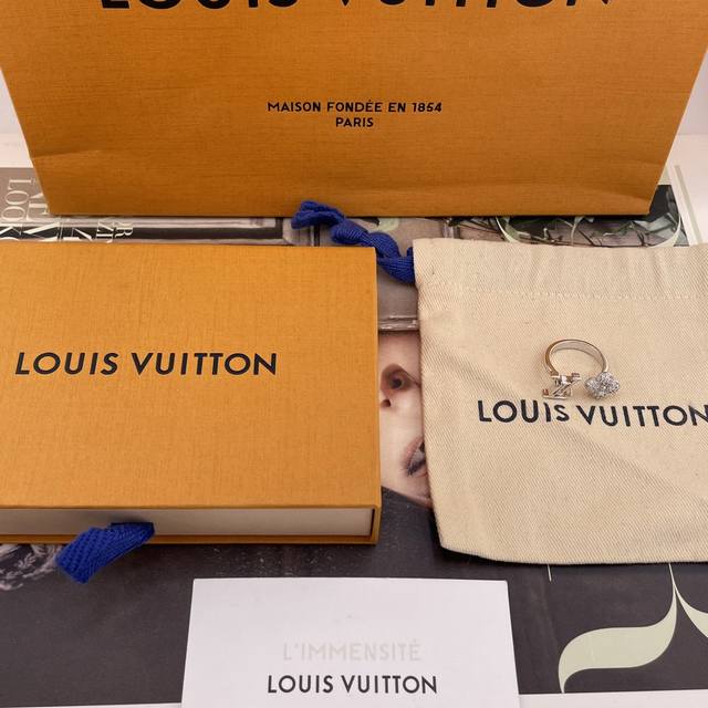 我们出品 L绿 开口满钻小花戒 断货王Z 3650！量大咨询客Fus M两个码数！爱了爱了灵感来自经典Monogram花卉，四片花瓣镶满水晶中央Lv字母标志，辨