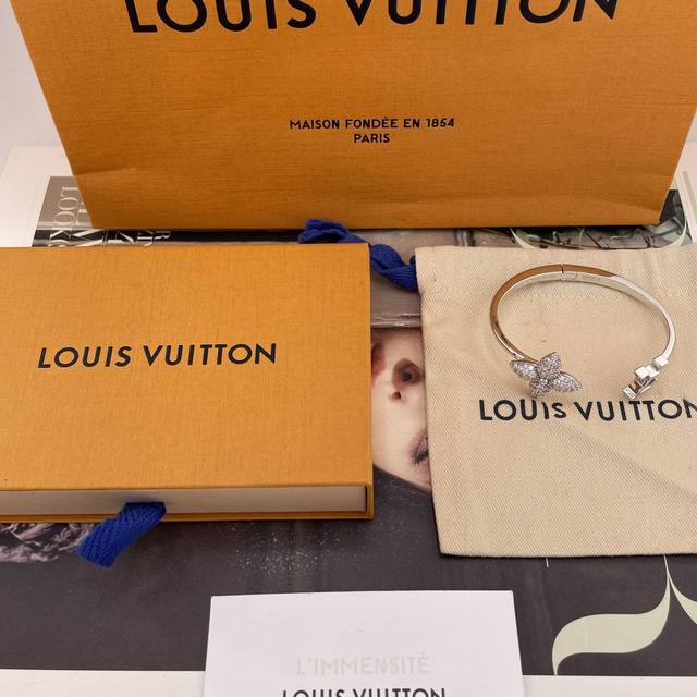 我们出品 L 绿满钻尖叶花开口手镯 断货王Z批 6760！量大咨询客Fu 现货火爆全网！绝美手镯！！开口设计，很好佩戴爱了爱了灵感来自经典Monogram花卉，