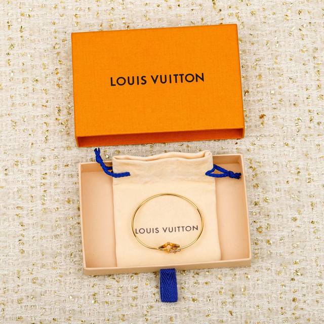 我们出品 Z批 4750！量大咨询客Fu L绿 粉钻小花手镯 强烈推荐！这款真的太美啦！粉钻真的很纯很少女真心美到心里去了经典Monogram镂空金饰搭配粉色宝