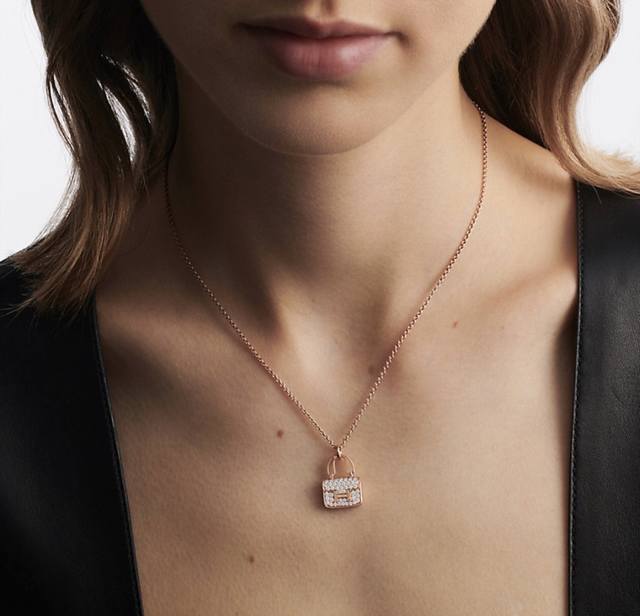 我们出品 新款包包项链 Zp70 000，可订做18K真金真钻版，只做对版真金货，价询客Fu，批K市面各种金货 Amulettes Constance项链 只能