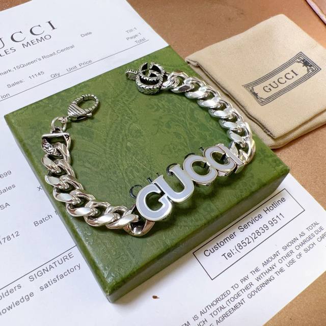 最新出炉土豪版手链 独家高品质 Gucci古驰手链最新款的经典款 精致无论款式 质感 都是绝对的顶尖Feel 只要看一眼就懂了 超 Nice 搭配衣服最佳的选择