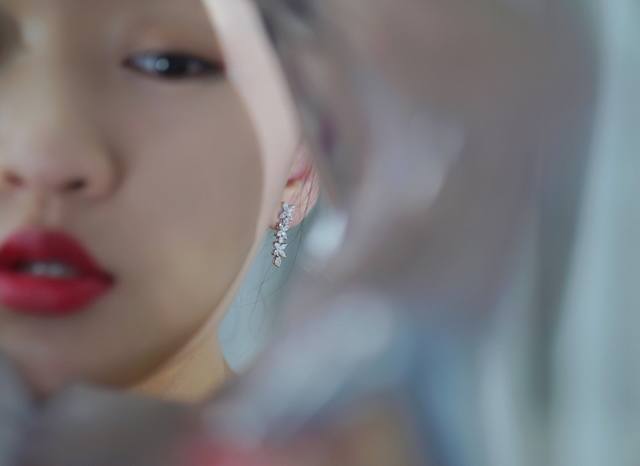 我们出品 杨幂 Baby同款量大咨询客Fu 维多利亚耳钉 精致呈现 Tif Any Victoroa系列的简约纯粹。此款耳环全部采用马眼钻制作，优雅活泼的耳环彰