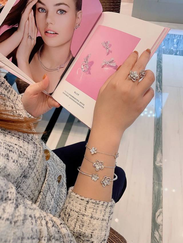 我们出品 Z135000，量大咨询客Fu 彩宝系列-双花手镯 17手寸，通体925纯银行业标杆工艺独家行业标杆新技术电镀优金电镀，保色度做到目前市面最优！！独家