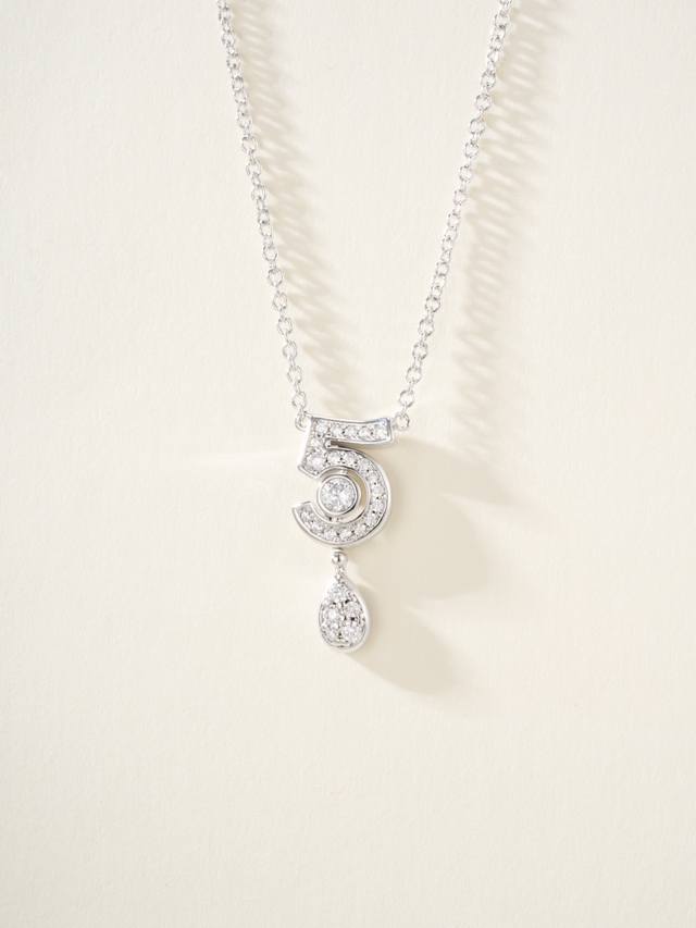 彩白 全新N°5 “真香”系列 今年是N°5香水诞生一百周年。 为了致敬五号香水的百年传奇，Chanel最近推出了全新系列珠宝作品，包括以幸运数字5为创意来源的