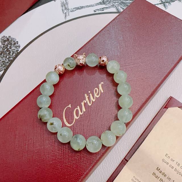 新款卡地亚豹子玛瑙手链V金材质系列 品相完美，细节无敌，那种独特的色泽完全无可挑剔，再缀以经典指环外形设计，简约之余却又优雅夺目，V金纯手工的组合更显气色，上手