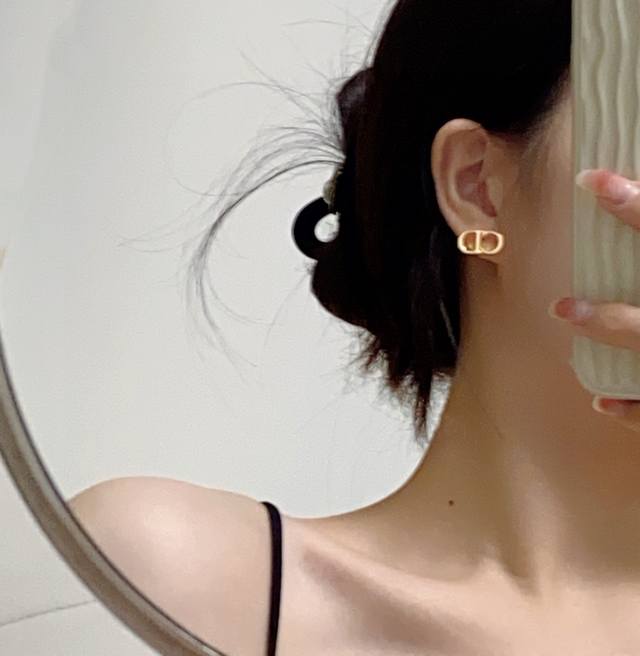 迪奥Dior 经典款众多女神同款 Cd小耳钉 简约又大方 经典的Cd耳环 彰显着特立独行的都市风尚，方寸之间，尽显别致与矜贵。原版黄铜925纯银针 材质 正品品