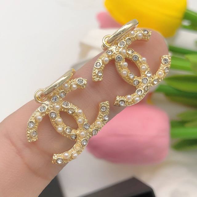 编号Xed0167 Chanel 小香 最最经典的小香米珠镶钻款 双C珍珠耳钉 精选原版一致黄铜材质搭配S925纯银针 耳勾精工版本 一直不够卖的款