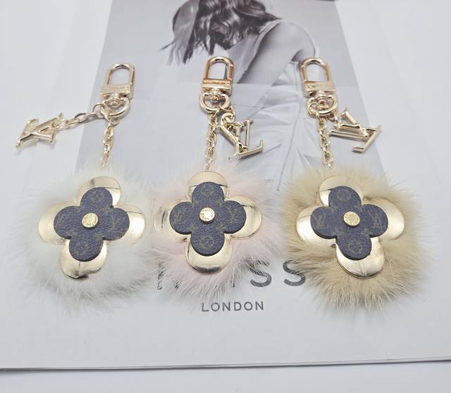 三色齐全 独家原单 新款 Louis Vuitton 新款 Vivienne Fur太阳花毛绒球钥匙扣 包包挂件 顶级进口水貂毛 原版Logo 确实精致 手感真