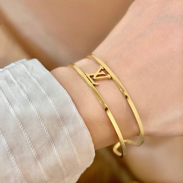 新品 原单货 Lv中性款手镯Louis Vuitton 路易威登 专柜一致材质 火爆款出货 设计独特 复古前卫。手镯14K精工保色版 从上市以来一直深受Mm喜爱