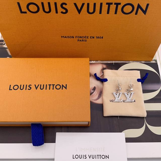 我们出品 L方钻吊满钻Logo耳钉 Z 4750，绝美一眼心动！墙裂推荐！最新银色！！一款简单又经典的Logo造型！必入单品！巨巨巨好看！超级重工！纯手工镶嵌！