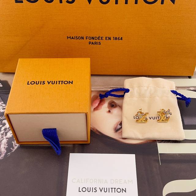 我们出品 L 钻叶字母Logo耳钉 Z 4250，爱了爱了！不对称的设计！经典的繁花元素，4颗异形5A级马眼钻吊坠超Bling让人眼前一亮，编号 ，送包装！Fl