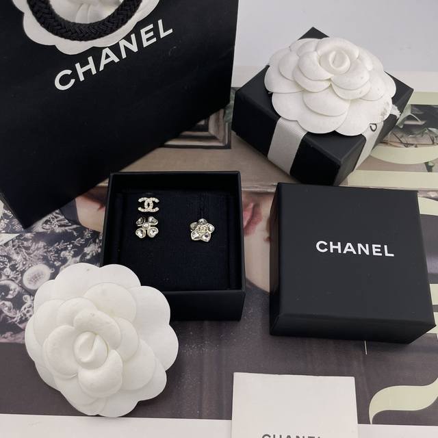 我们出品 香星C草三件套耳钉 Z 5100！量大咨询客Fu秋冬新款绝美系列超美超仙！四叶草，山茶花，双C！三件套设计 怎么搭配怎么好看，谁不爱呢三个耳洞的宝贝们