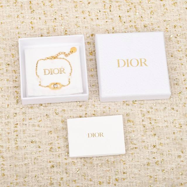 我们出品 Zp4420，认准真正购入Z批开发的！量大咨询客Fu Dor Cd白钻手链 认准我们一致致Z批，黄铜材质，颗颗施华洛钻，Z批一致黄铜材质，上耳简洁斯文