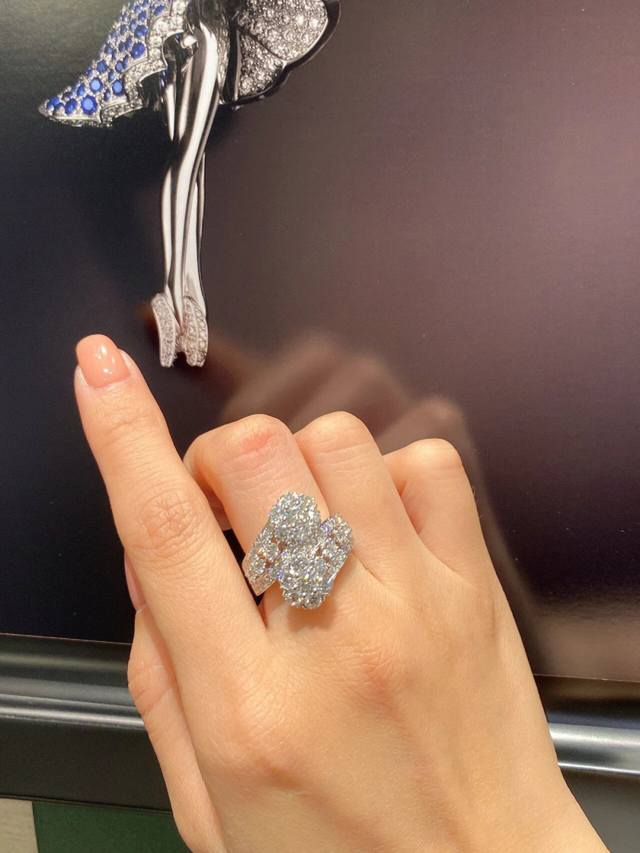 我们出品 可订做真金真钻，量大咨询客Fu V A雪花戒指]是美丽、清纯与承诺的象征，以此为灵感，创作一系列璀璨和谐的珠宝作品。作品采用不同的钻石镶嵌方式，尽显世
