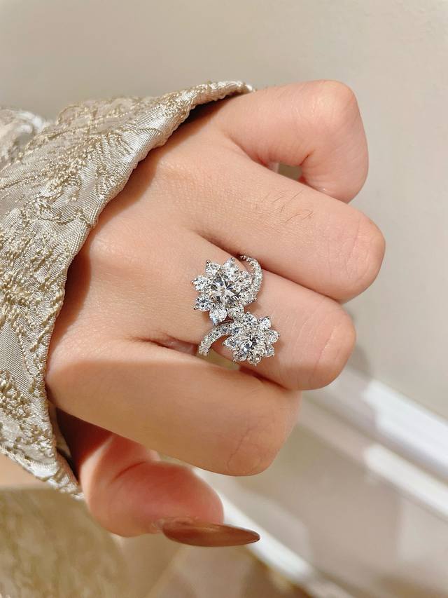 我们出品 量大咨询客Fu 彩宝系列-太阳花戒指 超级豪气的一款巨型钻戒 锦簇镶嵌，通体925纯银独家厚金分色电镀配方，耐磨保色度行业最新配方优金电镀！高级时尚，