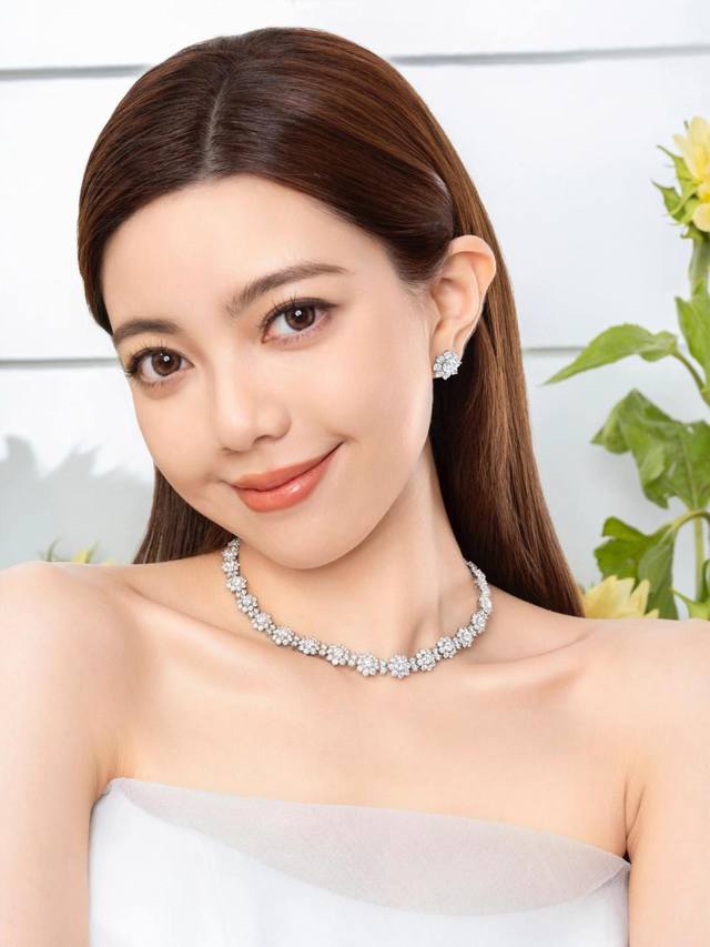 我们出品 量大咨询客Fu Hw Sunflower耳钉 超级豪气的一款巨型耳钉，锦簇镶嵌，底坐工艺如Z批一致尽可能少的金属镂空，让更多的光源可以折射钻的火彩，异