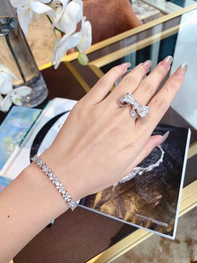 我们出品 量大咨询客Fu 彩宝系列-维多利亚满钻手链 17手寸，马眼形钻锦簇而成的一朵朵维多利亚花型重复围成一圈钻石戒指，像是一个闪闪发亮的花环！仙气萦绕，同时