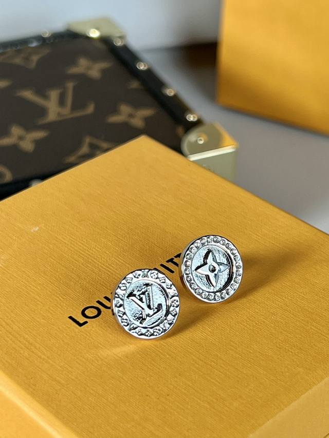 Lv耳钉 分别呈现 Monogram 花卉和 Lv 字母的经典韵味，以耀目水晶环绕周围，Ab款，中性风，精致酷炫，百搭又酷酷的感觉，男女均可驾驭，男生女生必备款